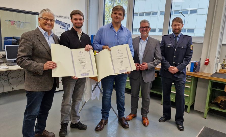 Auszeichnung bei der Polizei in Wittlich: Kammerpräsident Rudi Müller, Auszubildender Jonas Bastgen, Ausbilder Christian Holzmann, Polizeipräsident Philipp Römer und Dominik Schmitz, Sachgebietsleiter Werkstattwesen.