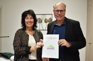 Sabine Bonn und Peter Müller präsentieren die Förderrichtlinie, die erste Früchte trägt.