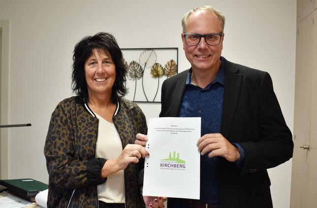 Sabine Bonn und Peter Müller präsentieren die Förderrichtlinie, die erste Früchte trägt.