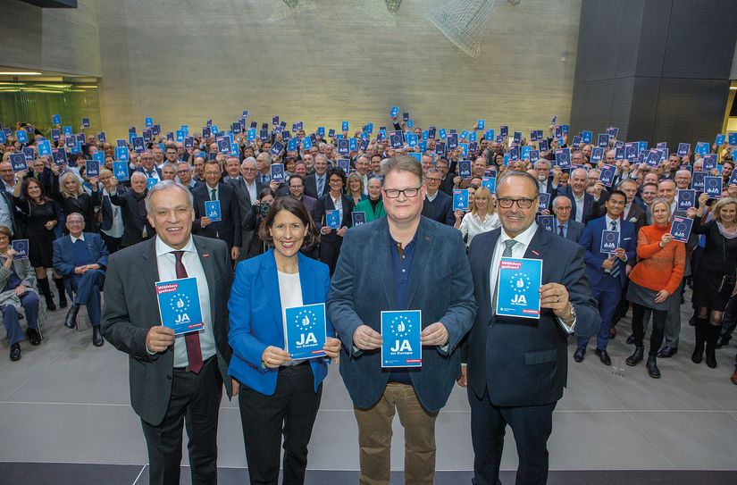 "Ja zu Europa!" sagen im Jahr der Europawahl (vordere Reihe von links nach rechts) HwK-Präsident Kurt Krautscheid, Wirtschaftsministerin Daniela Schmitt, EU-Abgeordneter Ralf Seekatz und HwK-Hauptgeschäftsführer Ralf Hellrich zusammen mit 600 Gästen des HwK-Neujahrsempfanges.
