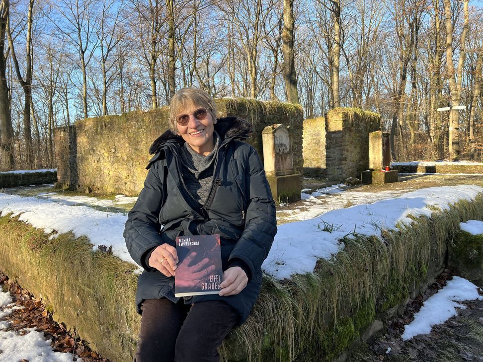 Bei den Matronen am »Heidentempel« bei Pesch präsentiert Monika Tworuschka ihren ersten Eifelkrimi »Eifel-Grauen«.