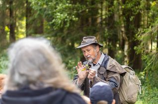 Förster Jörg Melchior bringt den Kindern und Jugendlichen den Wald näher.