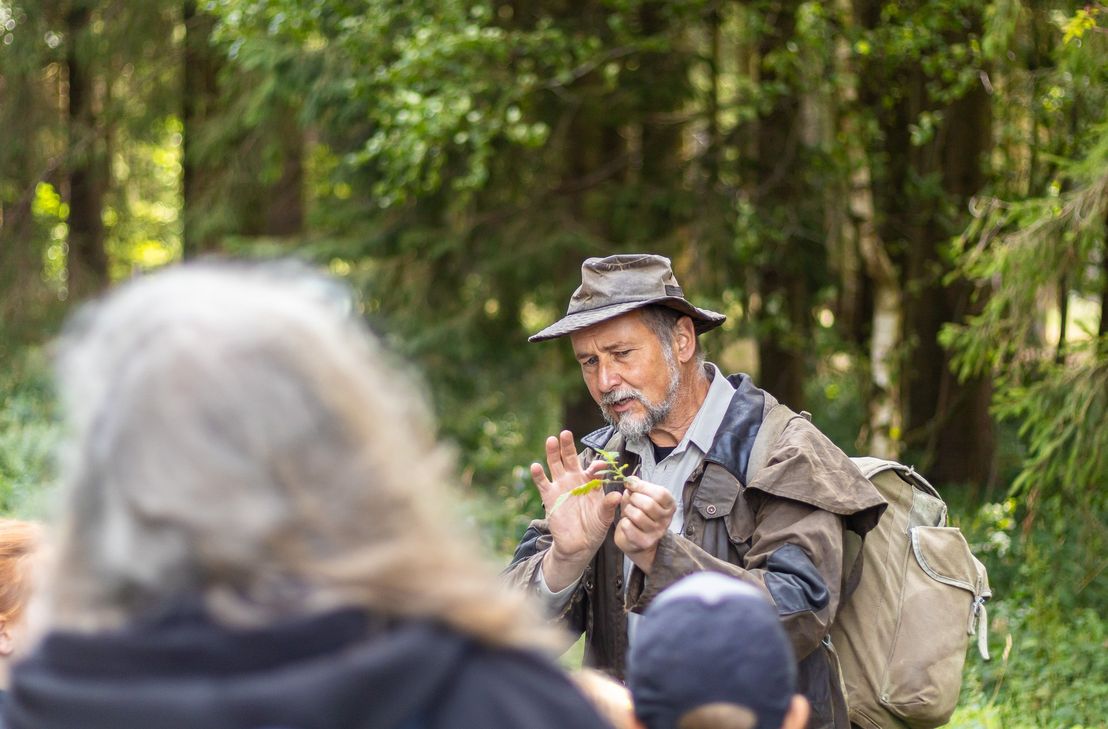 Förster Jörg Melchior bringt den Kindern und Jugendlichen den Wald näher.