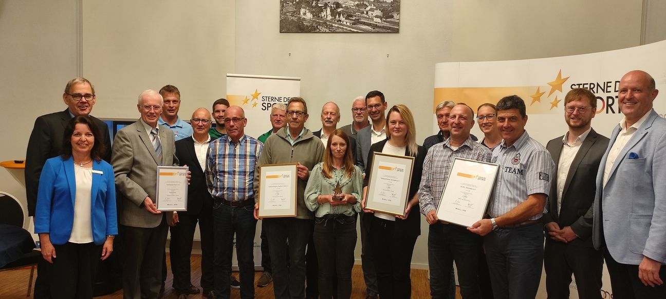Siegervereine mit Jurymitgliedern und Bankvertretern, sowie den Kreisbeigeordneten der beiden Eifelkreise.