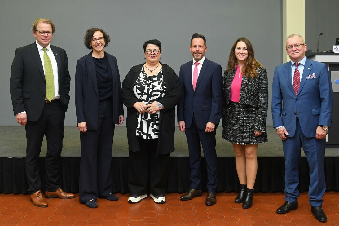 Von links: Zufrieden über einen gelungen Auftakt der neuen Schule: Markus Leineweber, Monika Serwas, Marion Anschütz, Prof. Dr. med. Winfried Willinek, Christina Wysockie-Bäumer und Dr. med. Günther Matheis