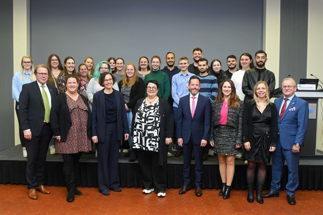 Gut gestartet - 25 angehende Medizinische Technolog*innen für Radiologie gemeinsam mit den Initiatoren des Brüderkrankenhauses, des Bildungsinstituts, der neuen Schulleitung und ihrem Team sowie Landesärztekammerpräsident Dr. med. Günther Matheis