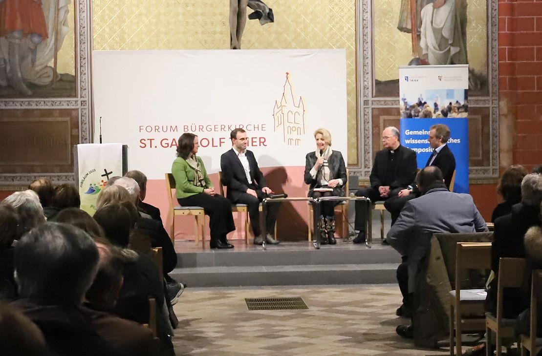 Dr. Yvonne Russell, Prof. Dr. Ingo Proft, Prof. Dr. Eva Martha Eckkrammer, Bischof Dr. Stephan Ackermann, Prof. Dr. Benjamin Weyers (vlnr.)