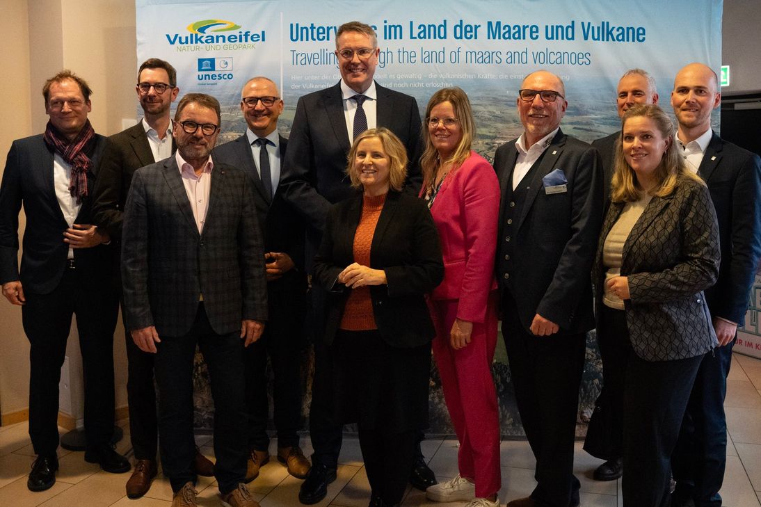 Elmar Eich vom Auswärtigen Amt in Berlin, Jens Jenssen, MdL, Wolfgang Treis, Präsident SGD Nord, Dr. Lutz Möller, Deutsche UNESCO Kommission Alexander Schweitzer, Ministerpräsident Rheinland-Pfalz, Katrin Eder, Klimaschutzministerin, Julia Gieseking, Landrätin Vulkaneifel, Dr. Andreas Schüller, Geschäftsführer Natur- und Geopark Vulkaneifel, Dennis Junk, MdL, Dr. Susanne Scheppein, Vertretung für MdL Gordon Schnieder, und Thomas Scheppe, Bürgermeister VG Daun, (v.l.) feierten mit Gästen das Dreifach-Jubiläum.