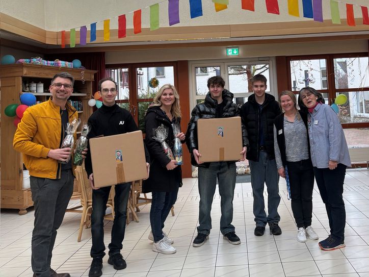 Gemeinsam Freude schenken: Der Cochem-Zeller CDU-Landtagsabgeordnete Jens Münster (1. von links) verteilte zusammen mit Nicole Jobelius-Schausten (3. von links) und der Jungen Union 700 von „Die Lohner‘s“ gestiftete Berliner an Seniorinnen und Senioren in