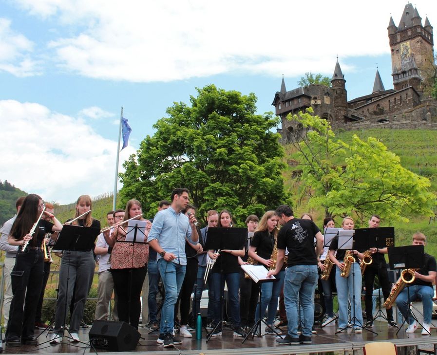 Zum Abschluss des kleinen Festakts traten ehemalige Schüler aus unterschiedlichen Jahrgängen zusammen mit ehemaligen Lehrern als Band auf.