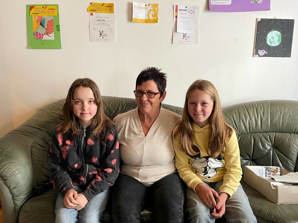 Ute Schneider (Mitte) ist die "gute Seele" in Haus der Trapps. Sie hilft Celinas »kleiner« Schwester Sophie (re.) und der an Krebs erkrankten Celina (li.) im Haus und beim Packen.