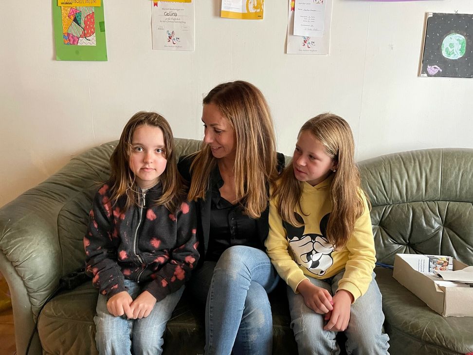 Ana Maria Frühauf (Mitte) möchte der 12-jährigen, krebskranken Celina (li.) und deren Famlie helfen. Celinas »kleine« Schwester Sophie (re.) kümmert sich rührend um ihre erkrankte Schwester,  während  der alleinerziehende Vater arbeitet und für die Mädchen sorgen zu können.  Foto: privat