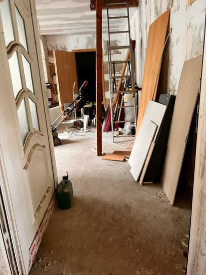 Das Haus, was ehemals ein Pferdestall war, ist in einem desolaten Zustand.