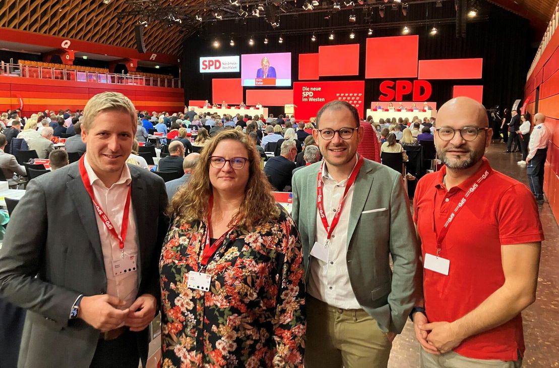 Landesvorstandsmitglied Markus Ramers (v.li.) mit den drei Delegierten Steffi Hübner (Kall), Emmanuel Kunz (Kall) und Daniel Rudan (Weilerswist) auf dem SPD-Landesparteitag in Münster.