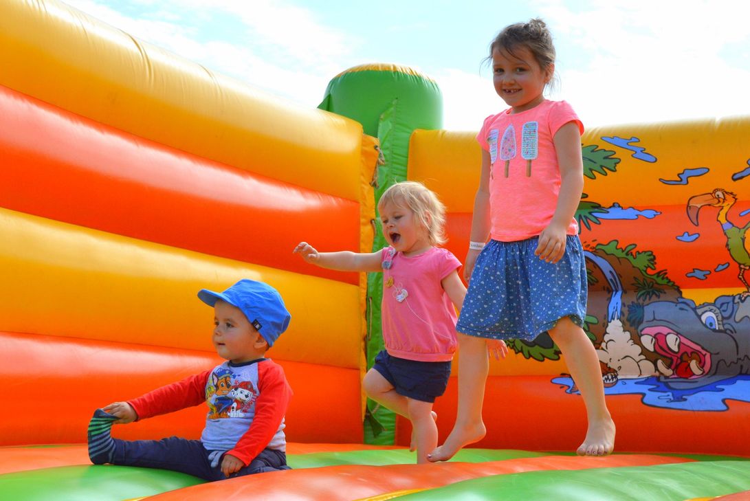 »Jump im Park« bietet Hüpfspaß für alle Altersklassen.