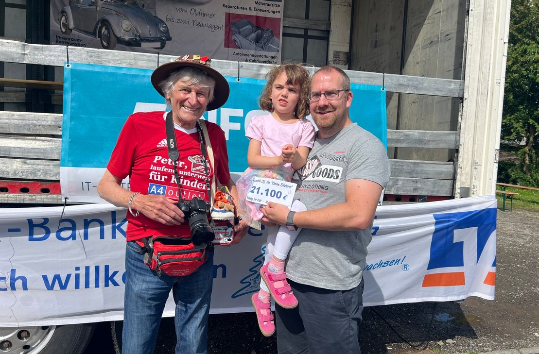 Peter Borsdorff freute sich, Isabella (mit Vater Torsten Braun) einen Scheck über 21.100 Euro überreichen zu dürfen.