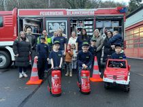 Die erste Kinderfeuerwehr der Gemeinde Blankenheim ist gegründet: Sechs Jungen im Alter zwischen sechs und acht Jahren sind mit Begeisterung dabei – betreut werden sie von Kerstin Heller und Isabell Engel.
