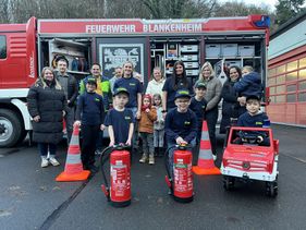 Die erste Kinderfeuerwehr der Gemeinde Blankenheim ist gegründet: Sechs Jungen im Alter zwischen sechs und acht Jahren sind mit Begeisterung dabei – betreut werden sie von Kerstin Heller und Isabell Engel.