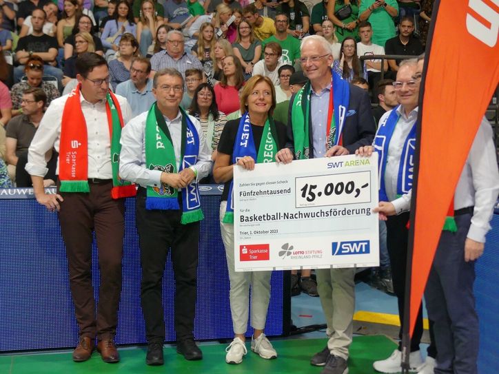 Ministerpräsidentin Malu Dreyer überreicht einen gemeinsamen Scheck der Stadtwerke Trier, Sparkasse Trier und Lotto Rheinland für die Basketball-Nachwuchsförderung an den Gladiators Trier e.V..