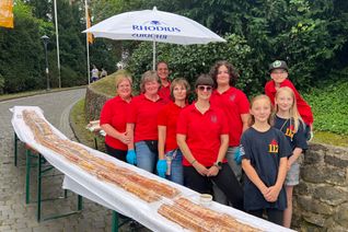 Der 80 Meter lange Apfelstrudel der Bäckerei „Die Lohner‘s“ war ein echter Hingucker und wurde zugunsten der FFW Mayen verkauft.