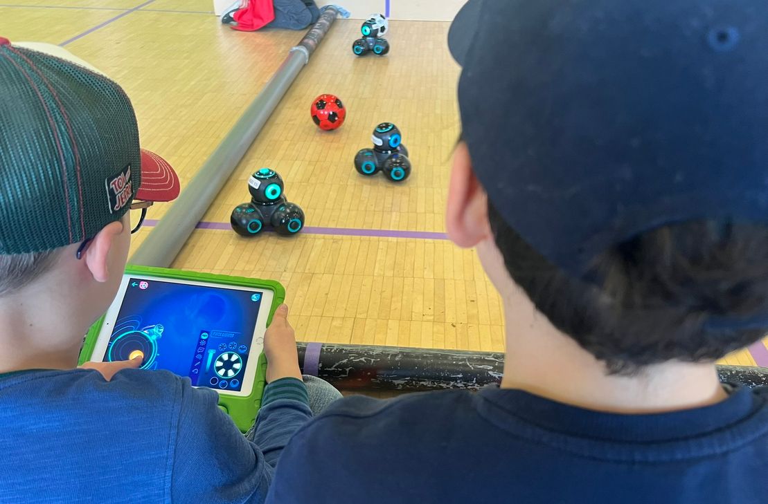 Medienkompetenz ist ein wichtiger Bestandteil des Lehrplans an der Roetgener Grundschule. Parallel zur Vorstellung des Medienentwicklungsplans versuchten sich die Schüler an Robotern, die sie programmierten und mittels Tablets im Bürgersaal Robo-Fußball spielen ließen. Initiiert wurde die Aktion von einem Vater, unterstützt von Schülern des Vossenacker Franziskus-Gymnasiums und dem Medienkompetenzzentrum der Städteregion.
