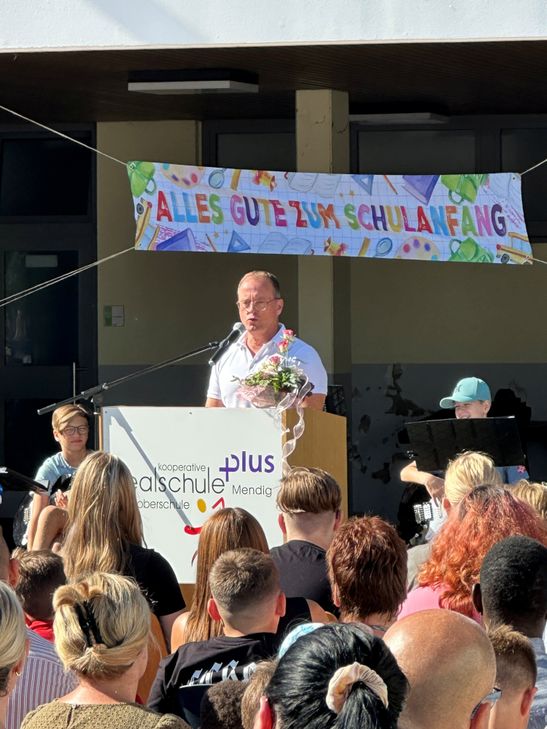 Auch Jörg Lempertz, Bürgermeister Verbandsgemeinde Mendig, begrüßte die neuen Fünftklässlerinnen und Fünftklässler der Realschule plus mit Fachoberschule.