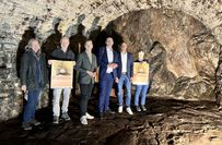 Dr. Ulrike Müssemeier (v.li.), Norbert Liebing, Landrat Markus Ramers, Bürgermeister Sebastian Glatzel, Patrick Schmidder und  Dr. Petra Tutlies wagten sich für die Vorstellung der Archäologietour in den Eiskeller von Bad Münstereifel. Insgesamt kann man sich an fünf Stationen auf eine Zeitreise begeben.