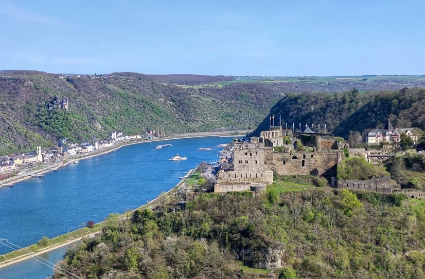 Blick auf die Burg Rheinfels und den Rhein bei den Schwesterstädten St. Goar und St. Goarshausen.