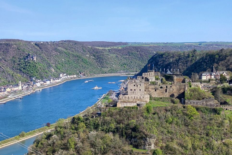 Blick auf die Burg Rheinfels und den Rhein bei den Schwesterstädten St. Goar und St. Goarshausen.