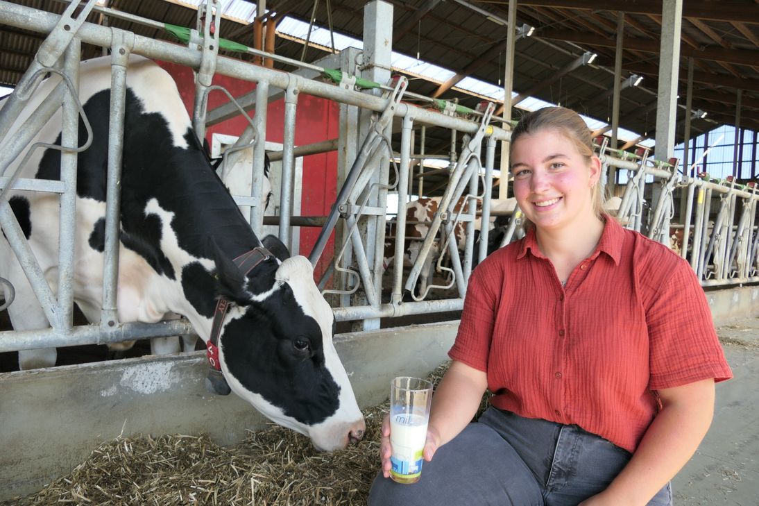 Ronja Steuerwald-Ludwig (23) aus Stetten (Donnersbergkreis) befindet sich im dritten Ausbildungsjahr zur Landwirtin. Nach ihrem Abschluss möchte sie sich zur Meisterin fortbilden und dann im heimischen Milchvieh- und Ackerbau-Betrieb mit einsteigen. Als Braugerstenkönigin konnte sie schon viele Erfahrungen auf der Bühne sammeln und möchte in Zukunft die Milch, ihre Bedeutung und die Landwirtschaft allgemein vertreten und präsentieren. „Es liegt mir am Herzen die positiven Seiten der Milchwirtschaft zu zeigen.“