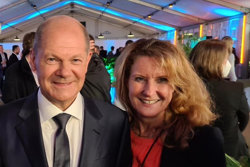 Heike Raab (SPD) mit Bundeskanzler Olaf Scholz.