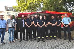 Mitglieder des Verbandsgemeinderates, die Wehrleitung, Bürgermeister Holstein sowie Mitglieder der am Bau der Anhänger beteiligten Feuerwehren Edingen-Godendorf und Zemmer.