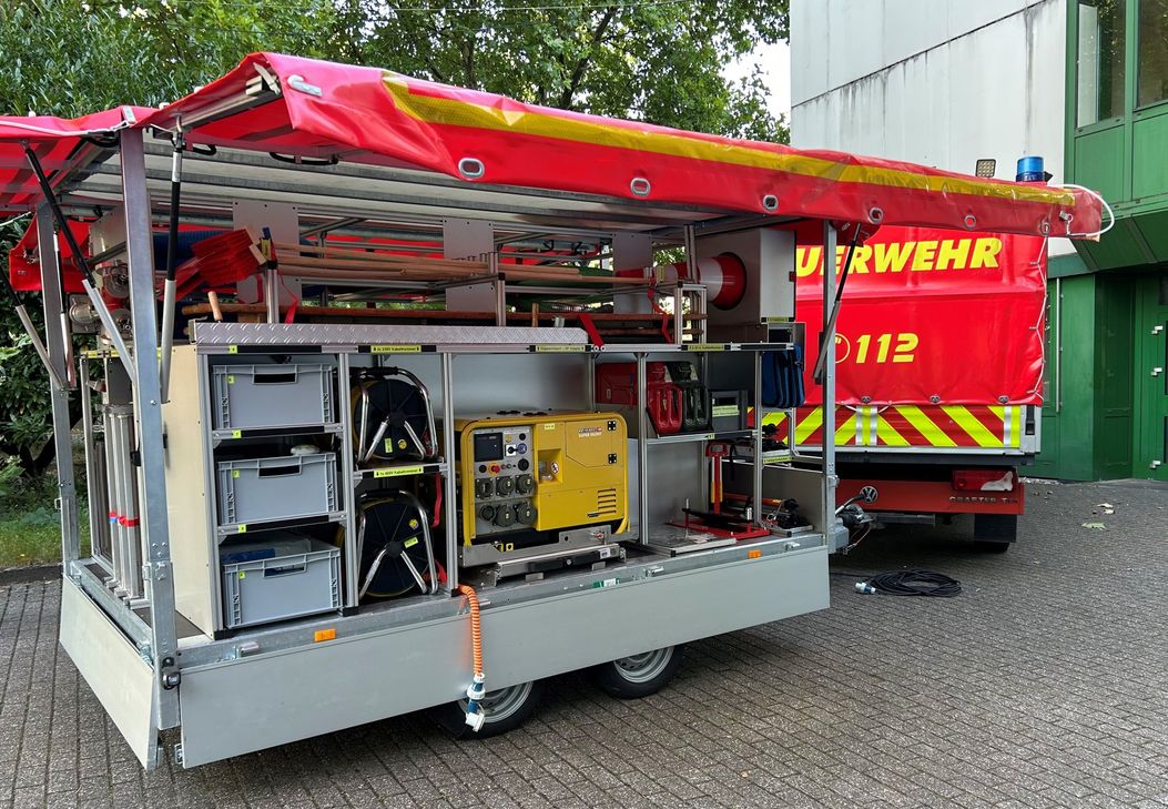 Die Anhänger sind mit allen Gerätschaften ausgestattet, die es für den schnellen Einsatz bei Starkregen und Hochwasser sowie Wald- und Vegetationsbränden braucht.
