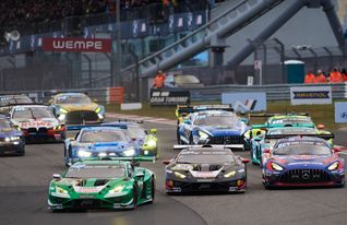 Das 24-Stunden-Rennen auf dem Nürburgring ist in vollem Gange.