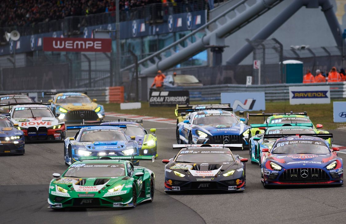 Das 24-Stunden-Rennen auf dem Nürburgring ist in vollem Gange.