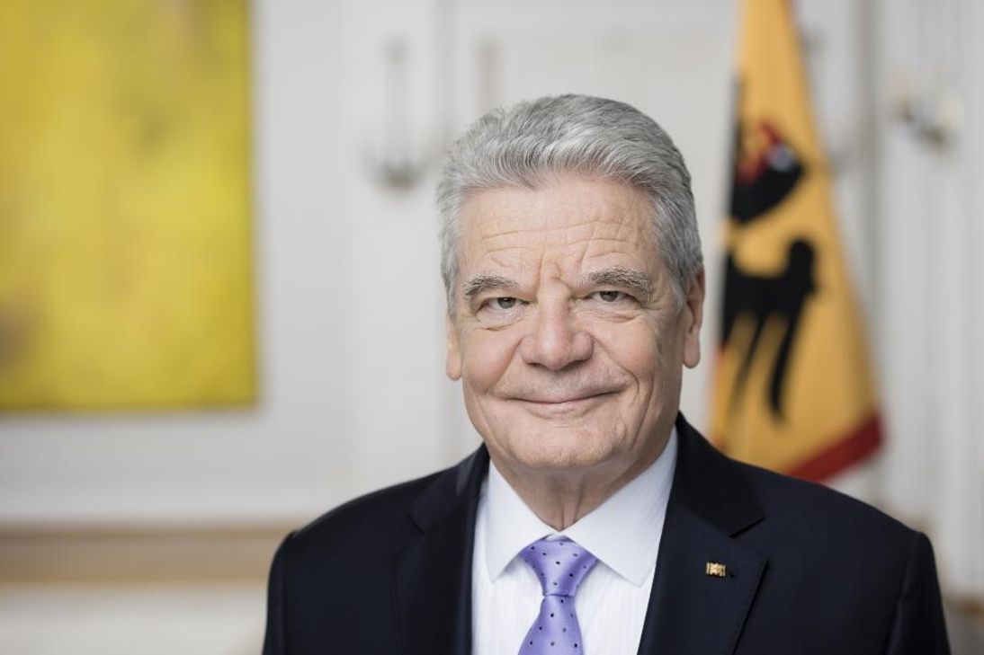 Altbundespräsident Joachim Gauck hält seinen Vortrag "Unsere Demokratie muss wehrhaft sein" in Bad Kreuznach.