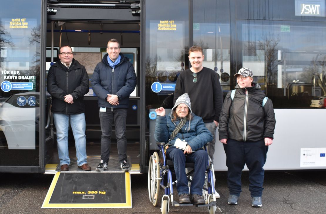 V. l.: Elmar Kandels, Bereichsleiter Mobilität bei den SWT, Daniel Walther, stellvertretender Bereichsleiter und Abteilungsleiter Fahrbetrieb, Wolfgang Reiter, inklusives Medienteam Tacheles, Nikolas Leube, Journalist und Redakteur beim WochenSpiegel, Heike Josten, inklusives Medienteam Tacheles.