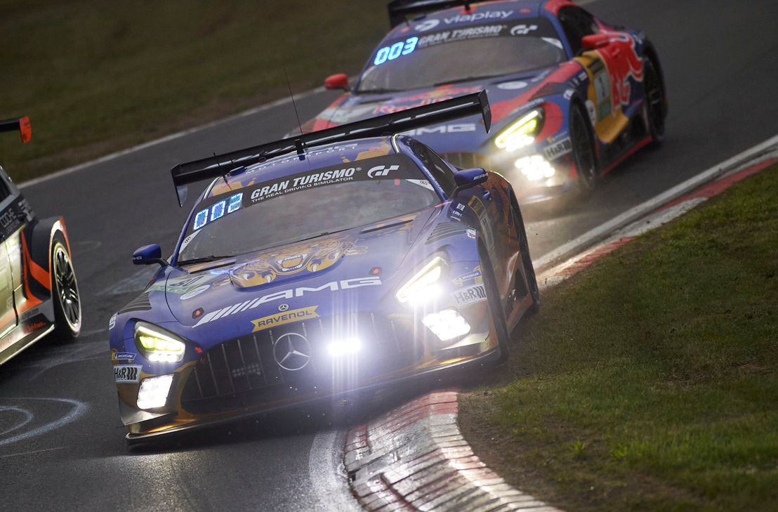 Die Mercedes AMG GT3 von Winward Racing dominieren das Rennen sechs Stunden vor Ende.