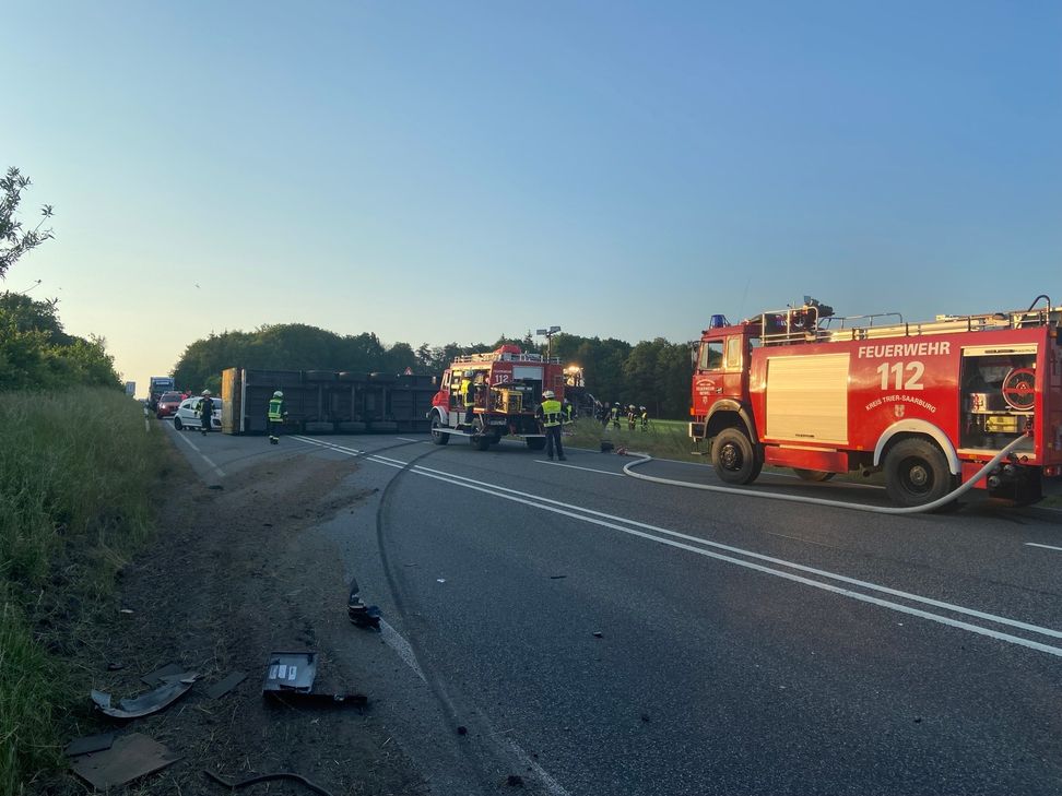 Der Sattelzug kippte zur Seite und versperrte vollständig  die Fahrbahn