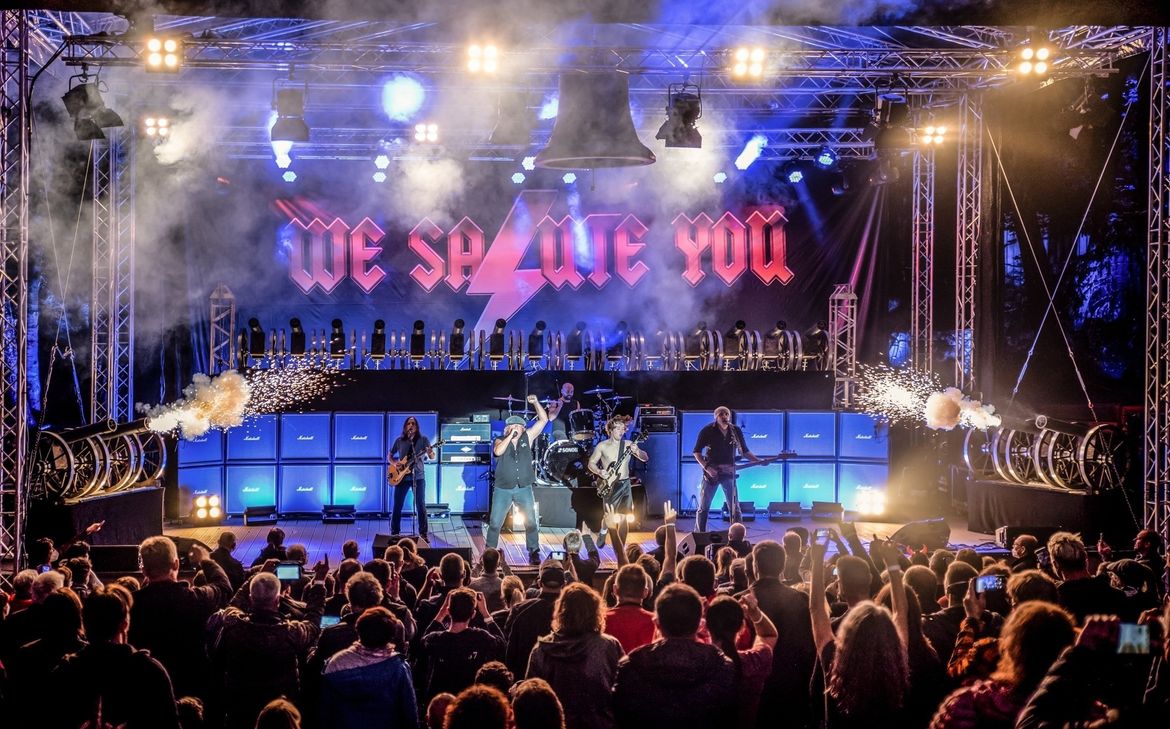 Ein einzigartiges Live-Erlebnis: Die Band »We Salute You« bringt eine aufwendige und authentische AC/DC Tributeshow auf die Bühne. Foto: Jana Breternitz