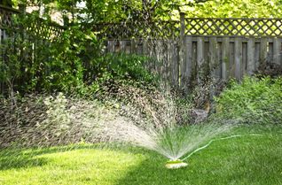 Rasensprenger sollten in der aktuellen Hitzeperiode möglichst ausgeschaltet bleiben. Der Landkreis ruft dazu auf, Trinkwasser sparsam zu verwenden.