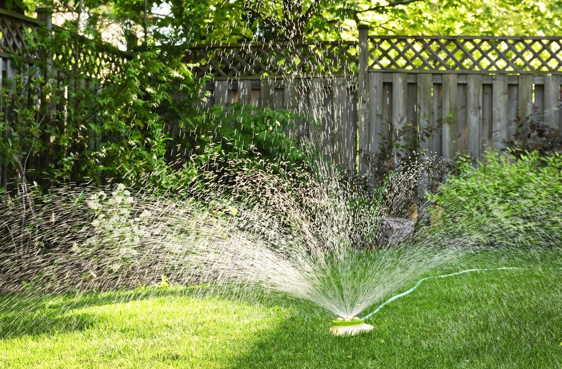 Rasensprenger sollten in der aktuellen Hitzeperiode möglichst ausgeschaltet bleiben. Der Landkreis ruft dazu auf, Trinkwasser sparsam zu verwenden.