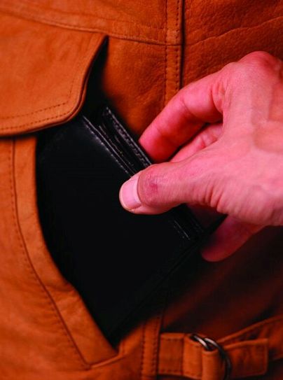 Bargeld und Wertsachen gehören in verschlossene Innentaschen.