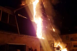 Nächtlicher Feuerwehr-Großeinsatz bei einem Gebäudebrand in Waldböckelheim. Fotos: Feuerwehr VG Rüdesheim