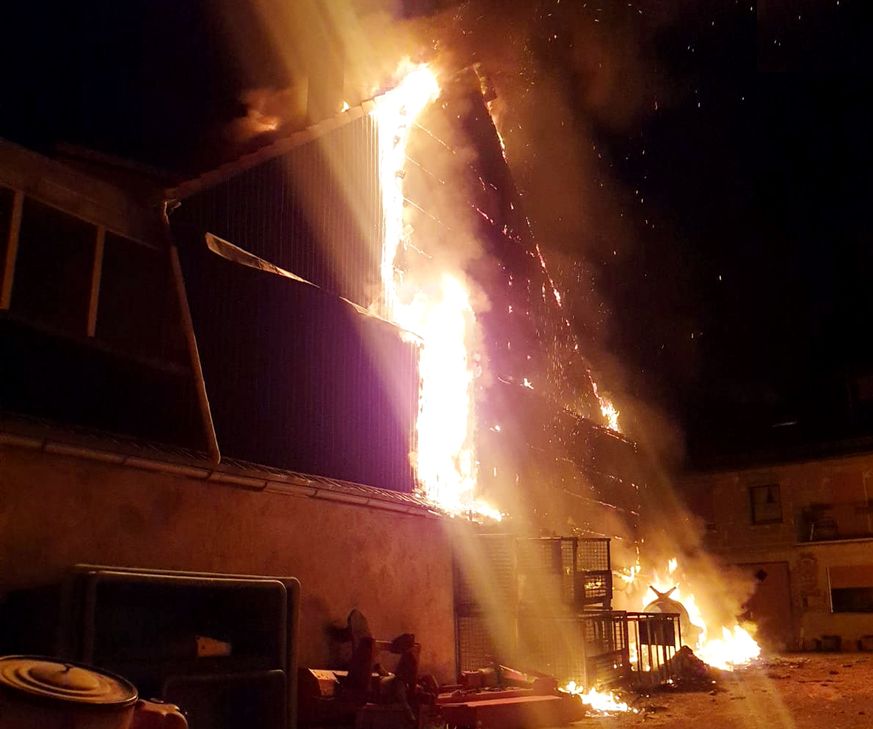 Nächtlicher Feuerwehr-Großeinsatz bei einem Gebäudebrand in Waldböckelheim. Fotos: Feuerwehr VG Rüdesheim