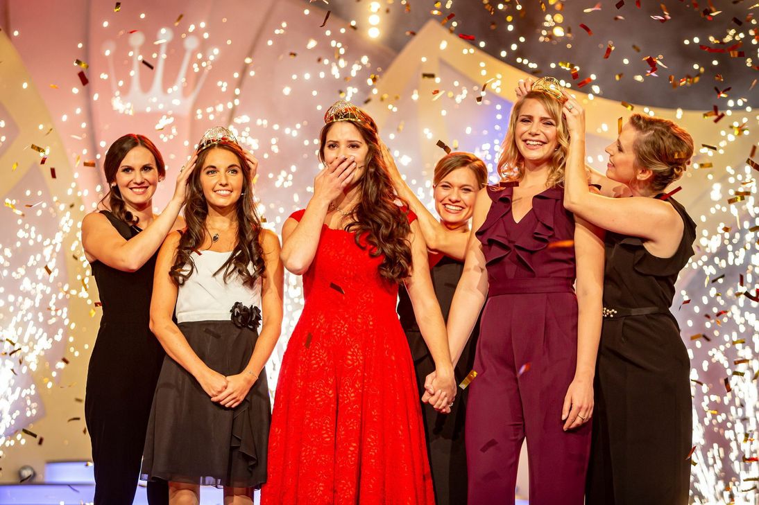 Angelina Vogt (Mitte) hat die Krone der Deutschen Weinkönigin an die Nahe geholt. Foto DWI