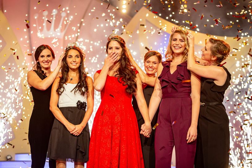 Angelina Vogt (Mitte) hat die Krone der Deutschen Weinkönigin an die Nahe geholt. Foto DWI