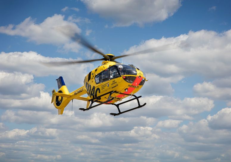 Der Verletzte wurde mit einem Rettungshubschrauber ins Krankenhaus geflogen.