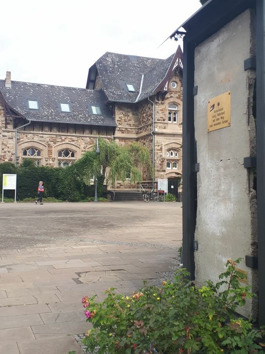 Am Bahnhof Ahrweiler erinnert dieses Stück der DDR-Grenzmauer an die Ereignisse vom 5. Oktober. Foto: Kreisverwaltung Ahrweiler