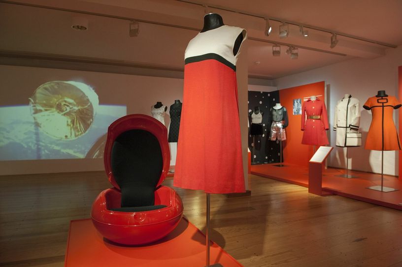 Neue Formen und Farben. Blick in die Ausstellungseinheiten „Op Art“ und „Space Look“. Foto: Jürgen Hoffmann © LVR-Industriemuseum